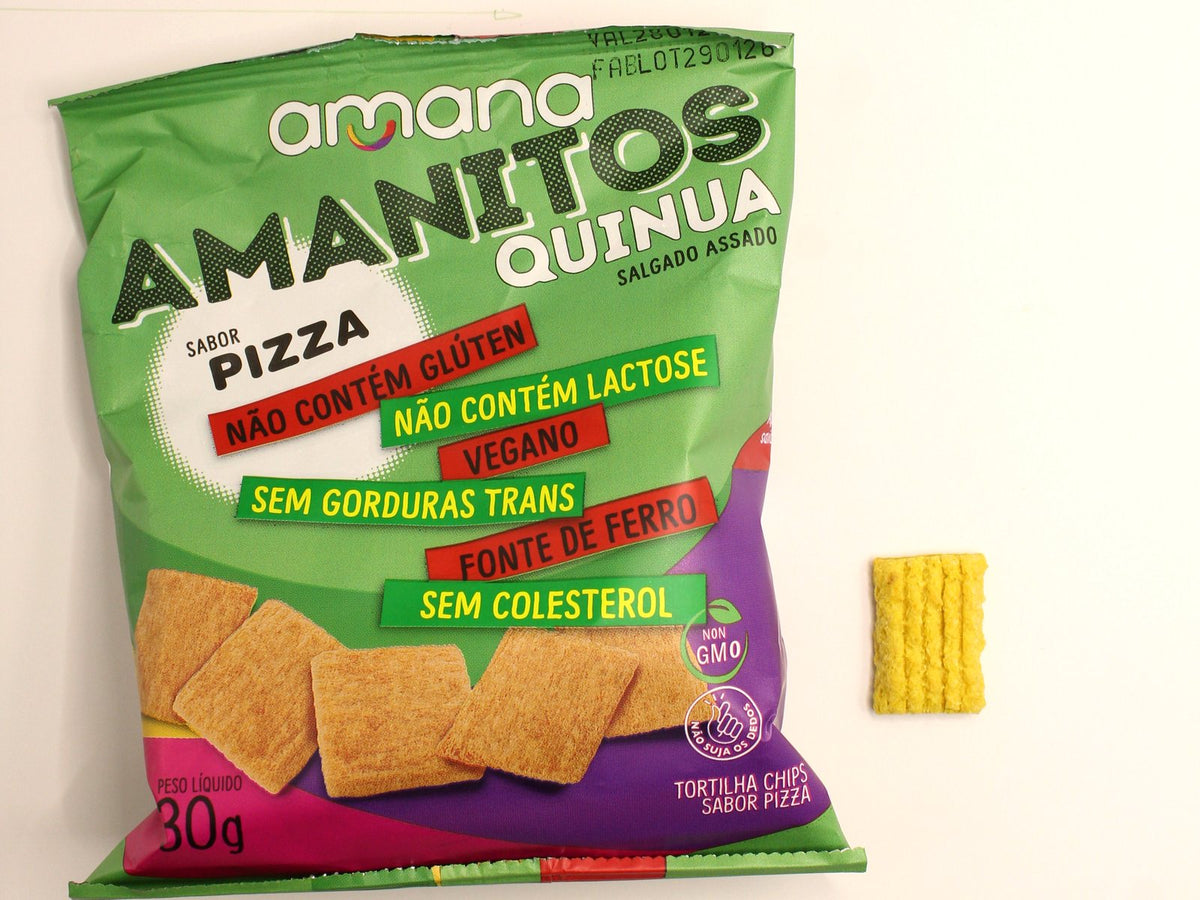 Pacote de Amanitos Quinua sabor pizza, com um Amanito ao lado