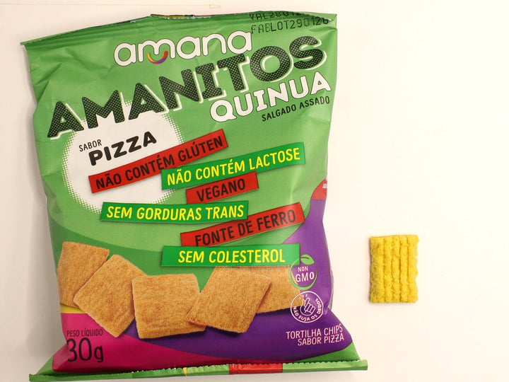 Pacote de Amanitos Quinua sabor pizza, com um Amanito ao lado