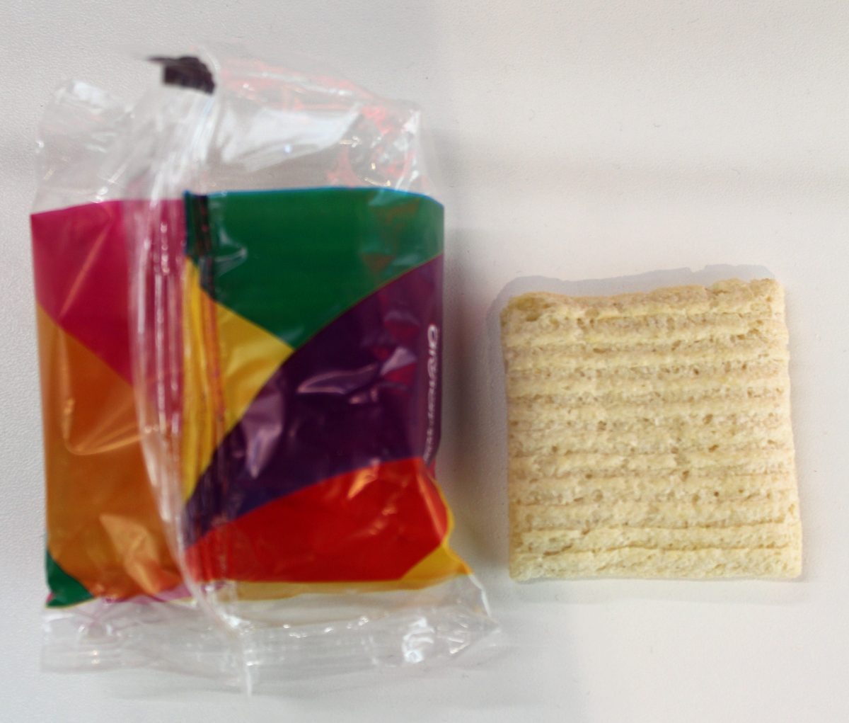Mini pacote de TostiQ e uma torrada de quinua, do tamanho da lancheira