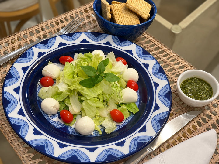 Salada caprese com pesto e TostiQ