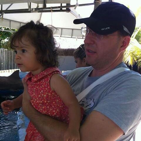Yuri com a filha no colo