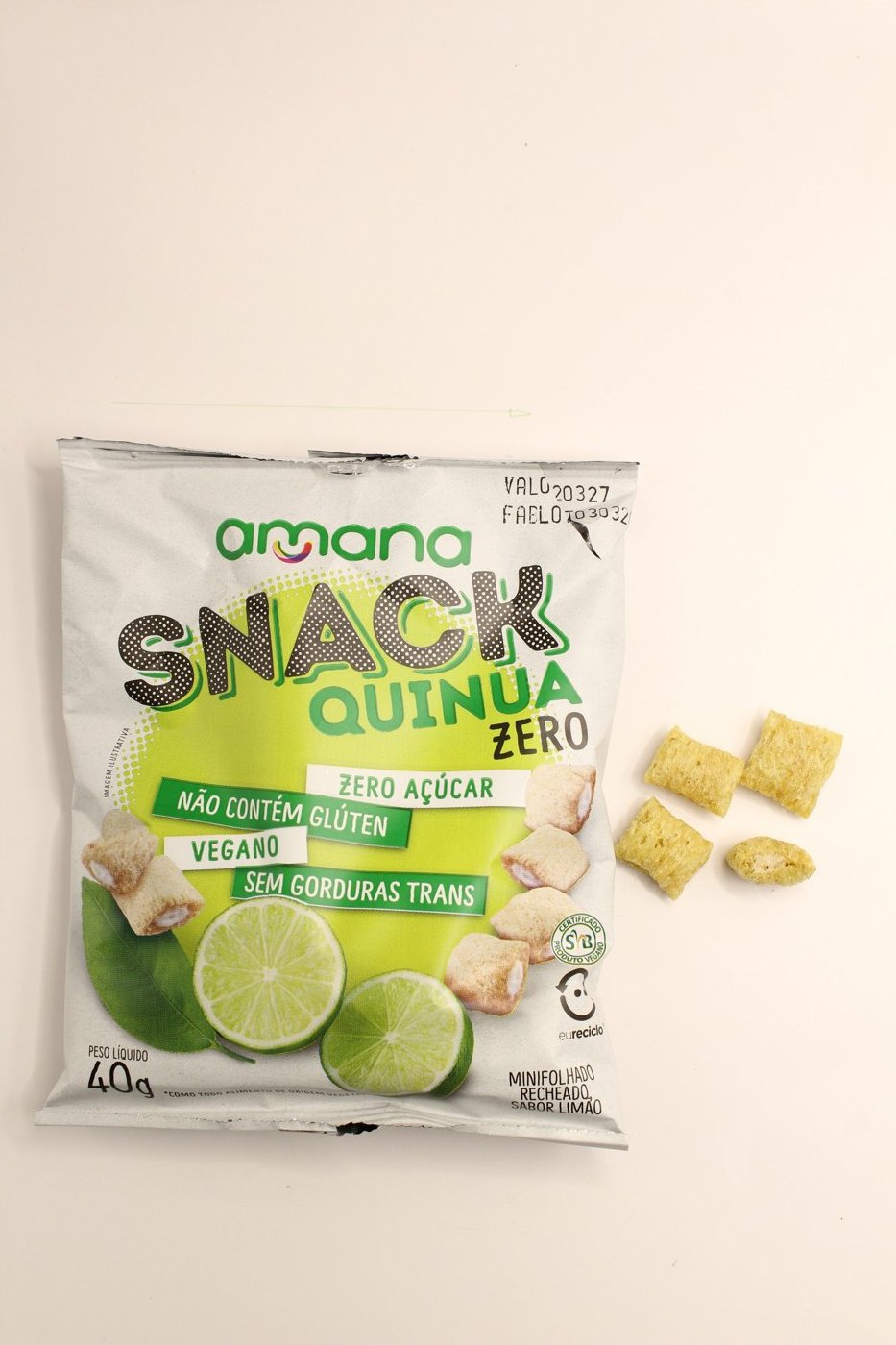 O pacote aberto, com os snacks fora